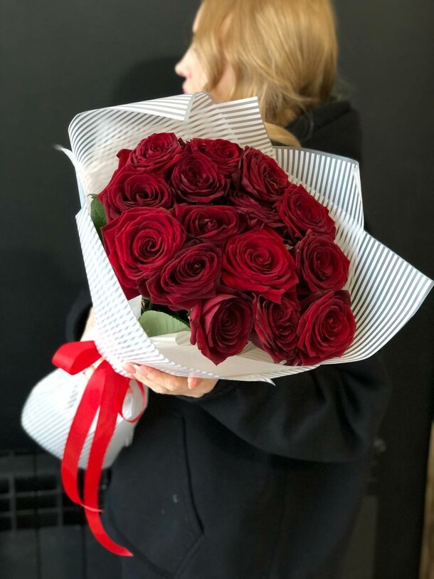 15 красных роз в упаковке, артикул F1249508 - 6100 рублей, доставка по городу. Flawery - доставка цветов