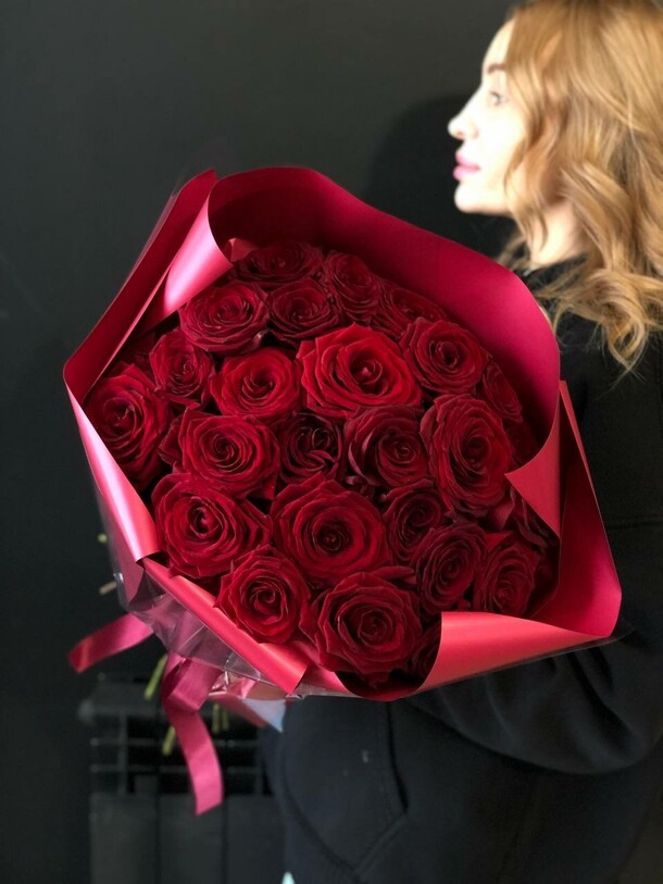 25 красных роз, артикул F1249511 - 9950 рублей, доставка по городу. Flawery - доставка цветов