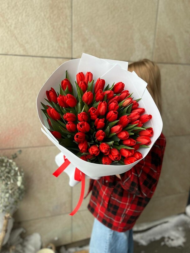 51 красный тюльпан, артикул F1253681 - 13300 рублей, доставка по городу. Flawery - доставка цветов