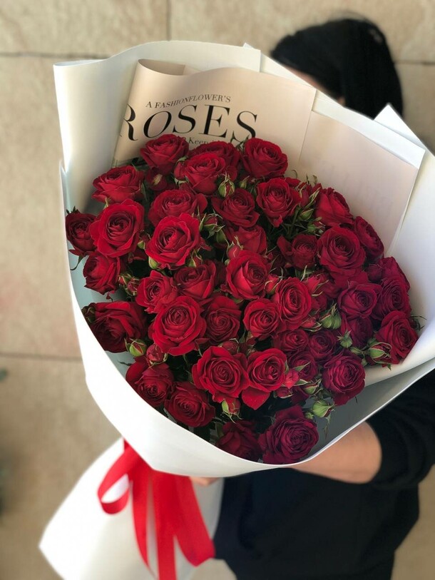 Красные кустовые розы, артикул F1253708 - 7500 рублей, доставка по городу. Flawery - доставка цветов