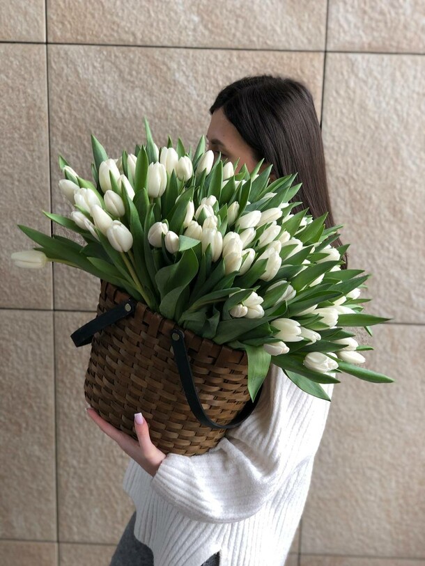 101 белый тюльпан в корзине, артикул F1259580 - 27000 рублей, доставка по городу. Flawery - доставка цветов