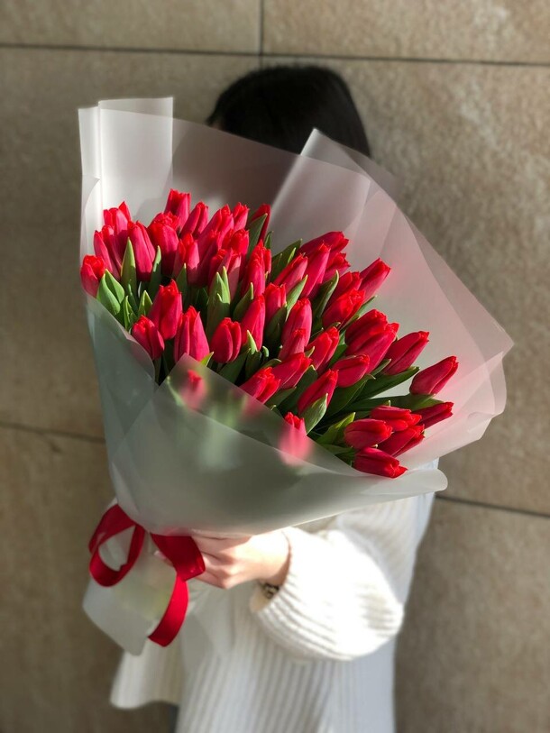 51 красный тюльпан, артикул F1259593 - 11700 рублей, доставка по городу. Flawery - доставка цветов