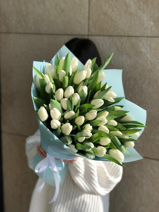 51 белый тюльпан, артикул F1259594 - 11700 рублей, доставка по городу. Flawery - доставка цветов