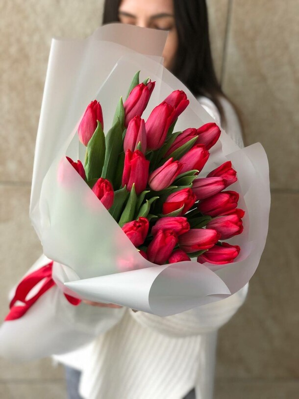 25 красных тюльпанов, артикул F1261023 - 6100 рублей, доставка по городу. Flawery - доставка цветов