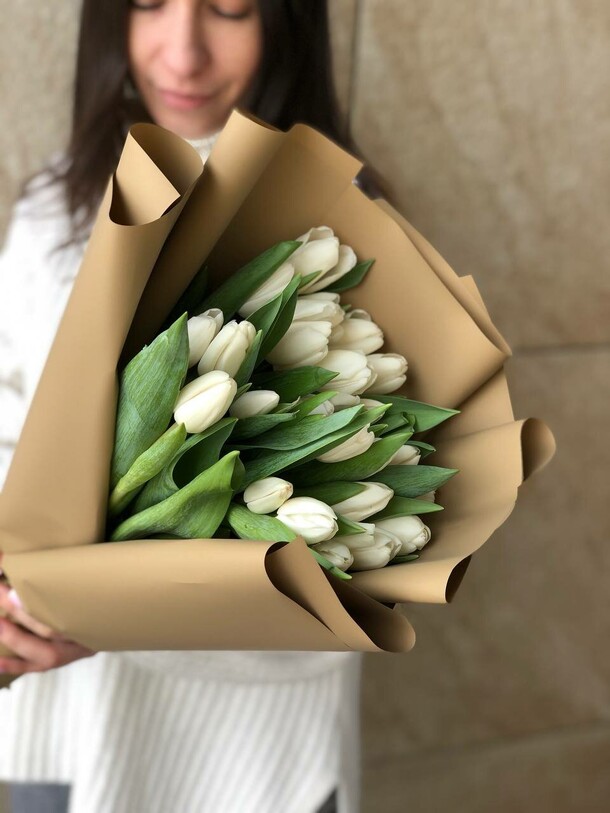 25 белых тюльпанов, артикул F1261025 - 7500 рублей, доставка по городу. Flawery - доставка цветов