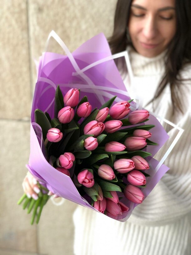 25 лиловых тюльпанов, артикул F1261026 - 7900 рублей, доставка по городу. Flawery - доставка цветов