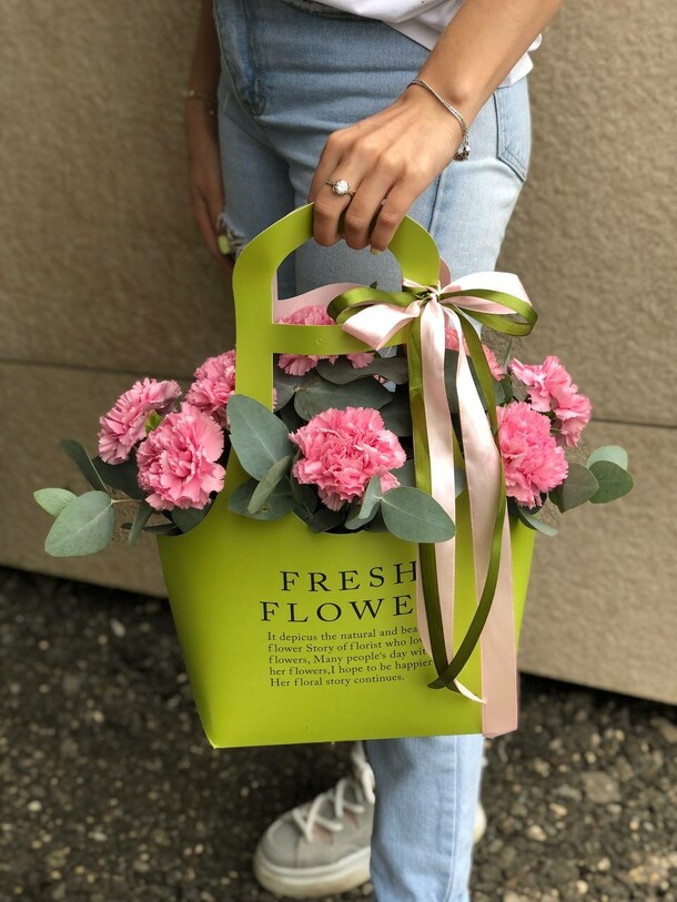 Стильная сумочка с эвкалиптом, артикул F1315245 - 3850 рублей, доставка по городу. Flawery - доставка цветов