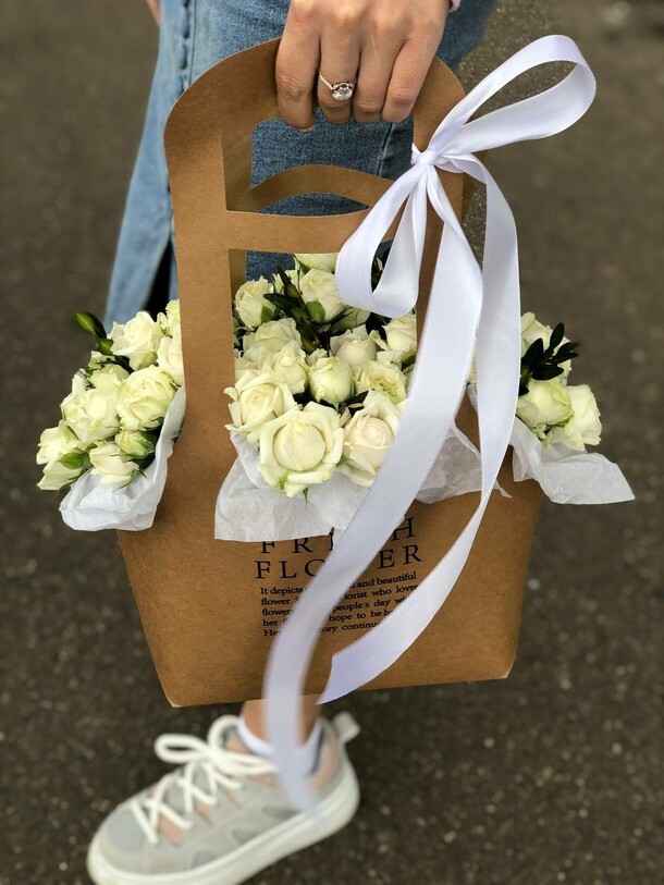 Белые розы в сумочке, артикул F1315329 - 9300 рублей, доставка по городу. Flawery - доставка цветов