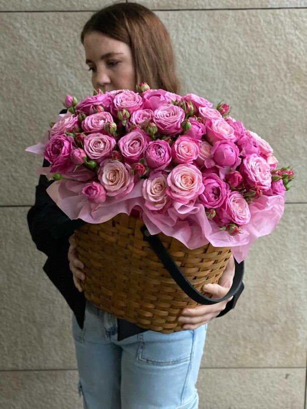 Лукошко кустовых пионовидных роз, артикул F1345604 - 19250 рублей, доставка по городу. Flawery - доставка цветов