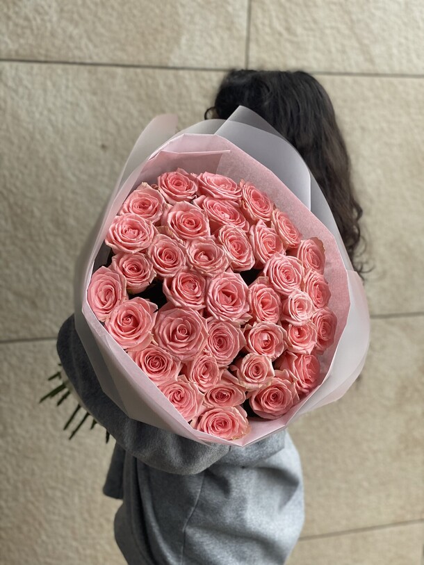 35 розовых роз, артикул F1418379 - 13500 рублей, доставка по городу. Flawery - доставка цветов