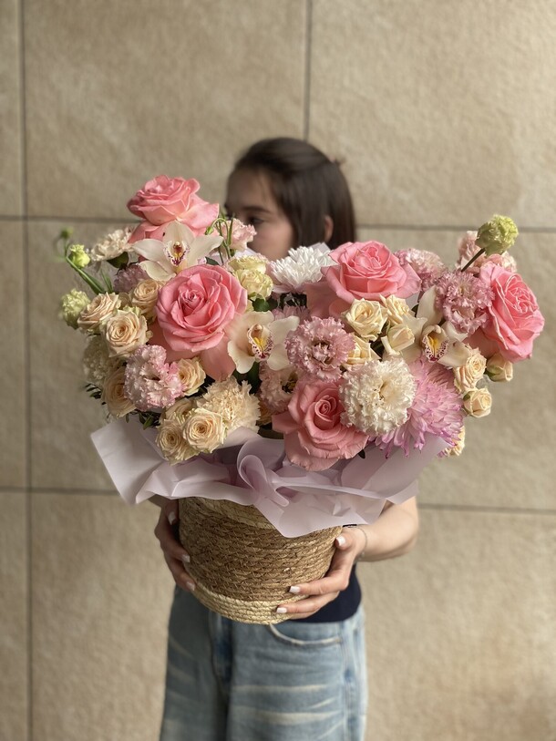 Корзина с цветами лето, артикул F1434648 - 15500 рублей, доставка по городу. Flawery - доставка цветов
