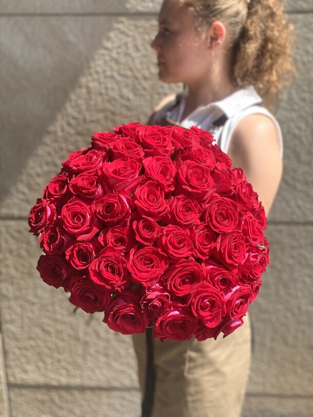 51 красная роза, артикул F1445210 - 15500 рублей, доставка по городу. Flawery - доставка цветов