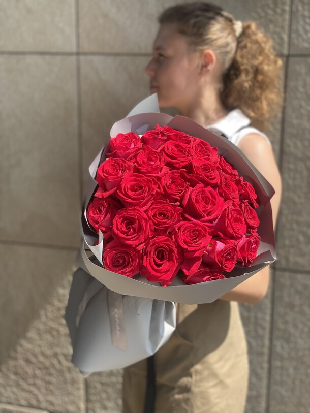 25 красных роз в упаковке, артикул F1445214 - 9650 рублей, доставка по городу. Flawery - доставка цветов