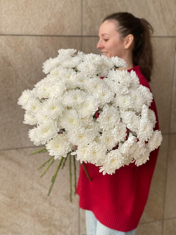 Охапка хризантем 11шт экофрендли, артикул F1491982 - 6200 рублей, доставка по городу. Flawery - доставка цветов