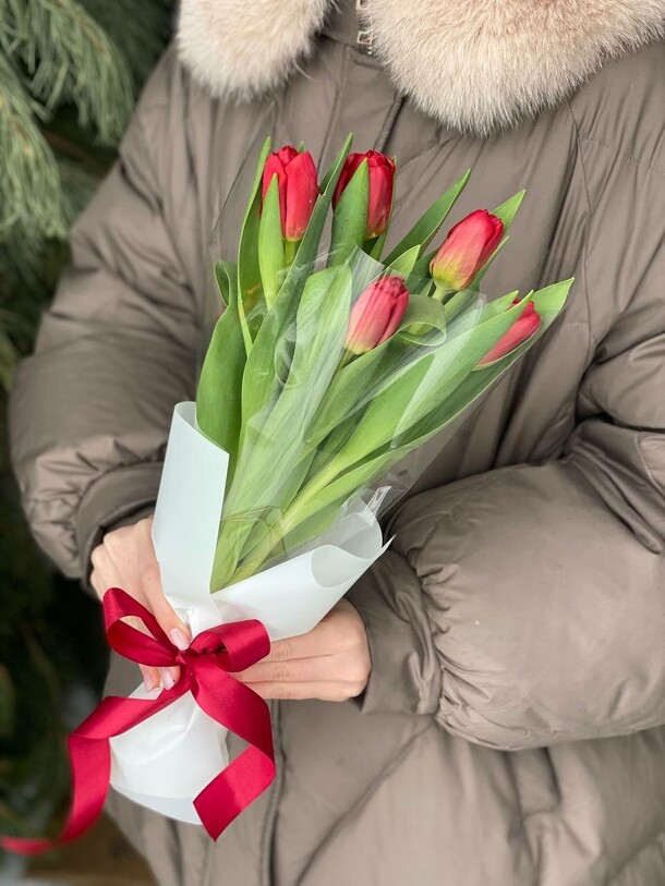 5 красных тюльпанов, артикул F1524136 - 1500 рублей, доставка по городу. Flawery - доставка цветов