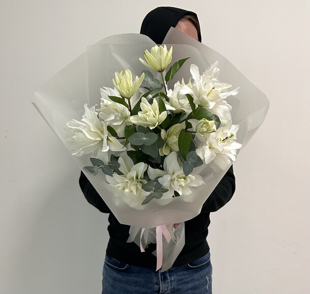 Букет ароматных пионовидных лилий, артикул F1496085 - 8900 рублей, доставка по городу. Flawery - доставка цветов
