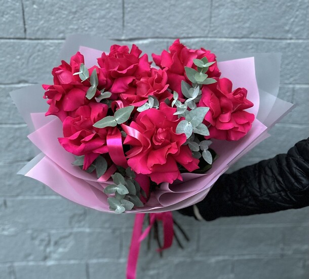 Большой букет ярких французских роз с эвкалиптом, артикул F1496092 - 5990 рублей, доставка по городу. Flawery - доставка цветов