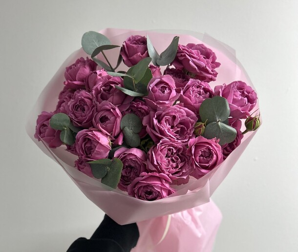 Букет пионовидных кустовых роз мисти бабблс с эвкалиптом, артикул F1506053 - 6990 рублей, доставка по городу. Flawery - доставка цветов