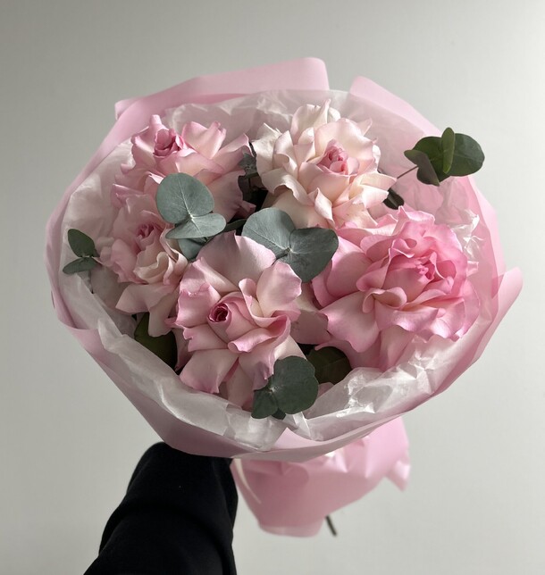 Нежный букет французских роз с эвкалиптом, артикул F1506060 - 4990 рублей, доставка по городу. Flawery - доставка цветов