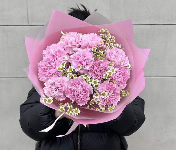 Букет стойких диантусов с ромашками, артикул F1524978 - 4300 рублей, доставка по городу. Flawery - доставка цветов