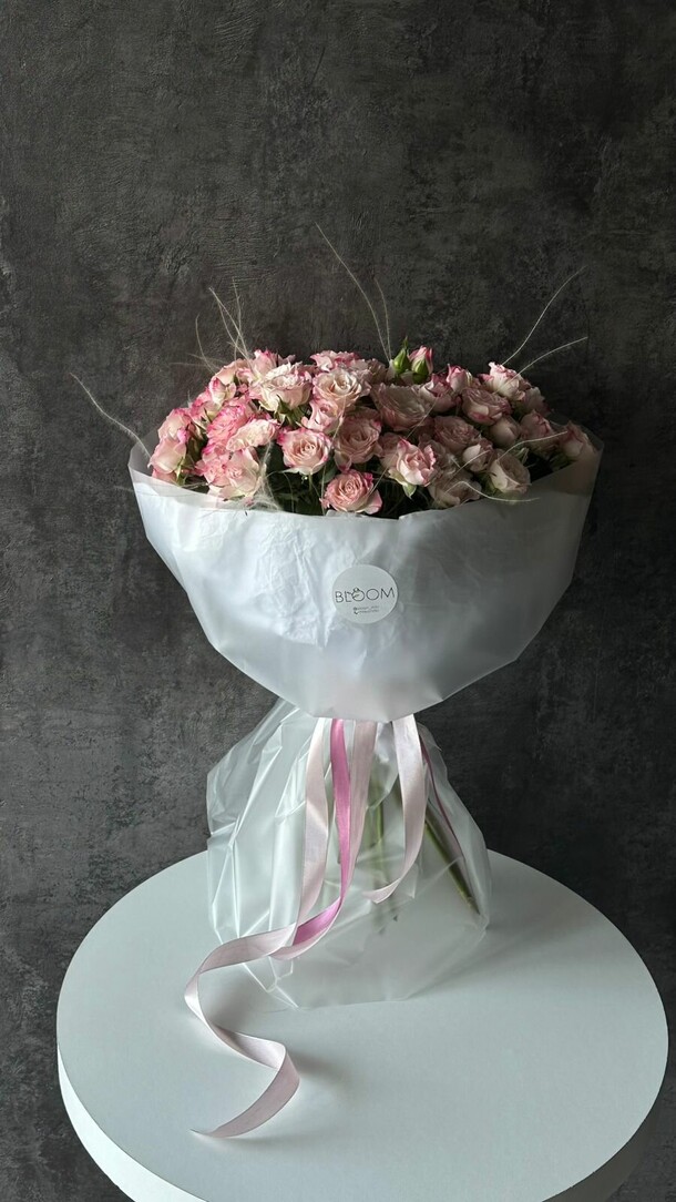 Монобукет из кустовых роз, артикул F1470575 - 6075 рублей, доставка по городу. Flawery - доставка цветов