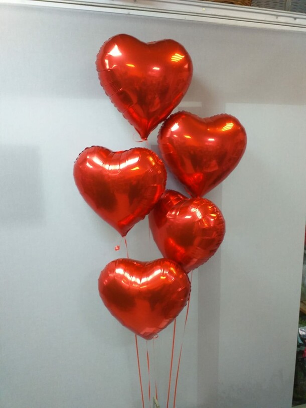 Шары с гелием 5 сердец, артикул F1487737 - 1700 рублей, доставка по городу. Flawery - доставка цветов