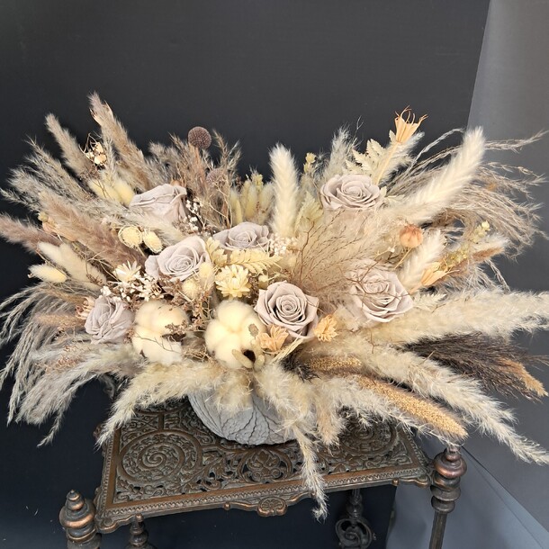 Интерьерная композиция со стабилизированными розами и сухоцветами, артикул F1487743 - 8909 рублей, доставка по городу. Flawery - доставка цветов