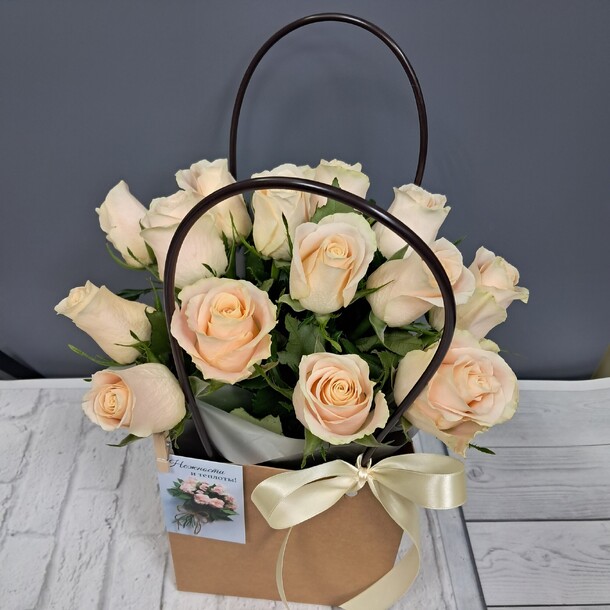 15 роз в крафтовой сумочке, артикул F1534461 - 3182 рублей, доставка по городу. Flawery - доставка цветов