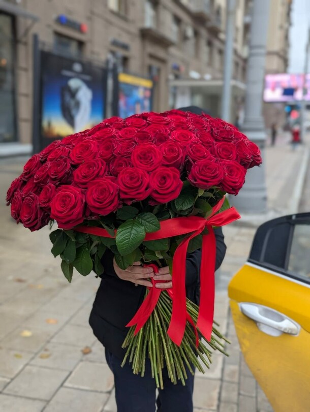 Красные розы 101 шт, артикул F1476384 - 24765 рублей, доставка по городу. Flawery - доставка цветов