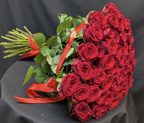 Красная роза 51 шт 60см, артикул F1477341 - 11456 рублей, доставка по городу. Flawery - доставка цветов