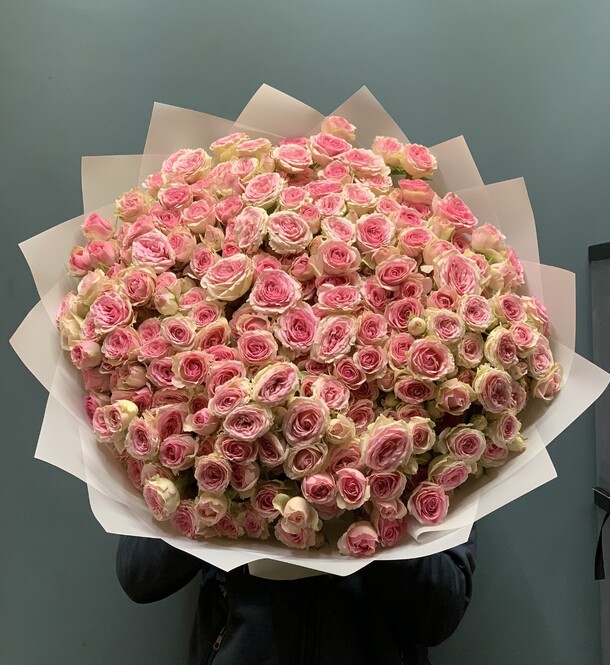 Кустовые розы 49 веток, артикул F1479934 - 18324 рублей, доставка по городу. Flawery - доставка цветов