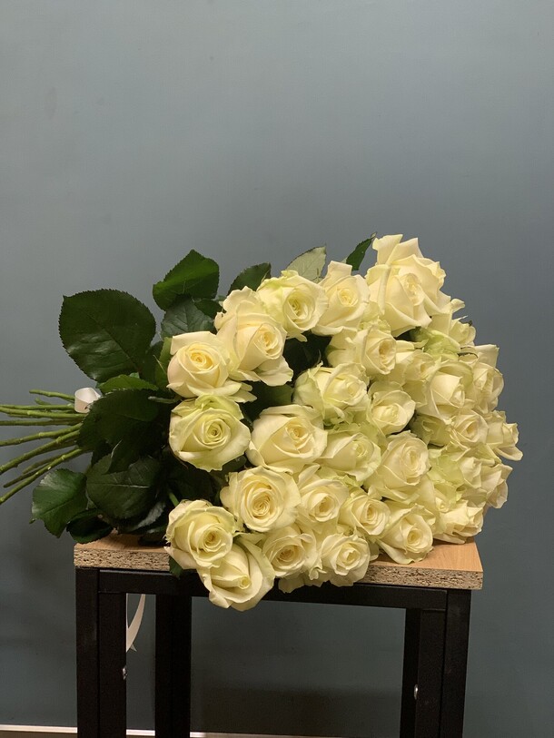 Белые розы 31шт, артикул F1480883 - 8654 рублей, доставка по городу. Flawery - доставка цветов