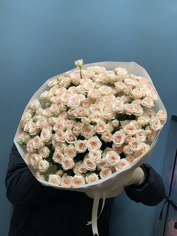 Кустовые розы 49 веток, артикул F1481485 - 18654 рублей, доставка по городу. Flawery - доставка цветов