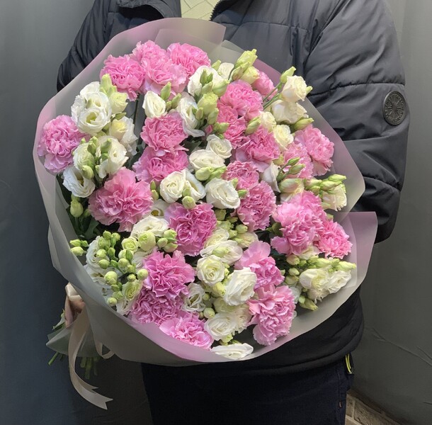 Шикарный букет из эустомы и гвоздика, артикул F1484022 - 10876 рублей, доставка по городу. Flawery - доставка цветов