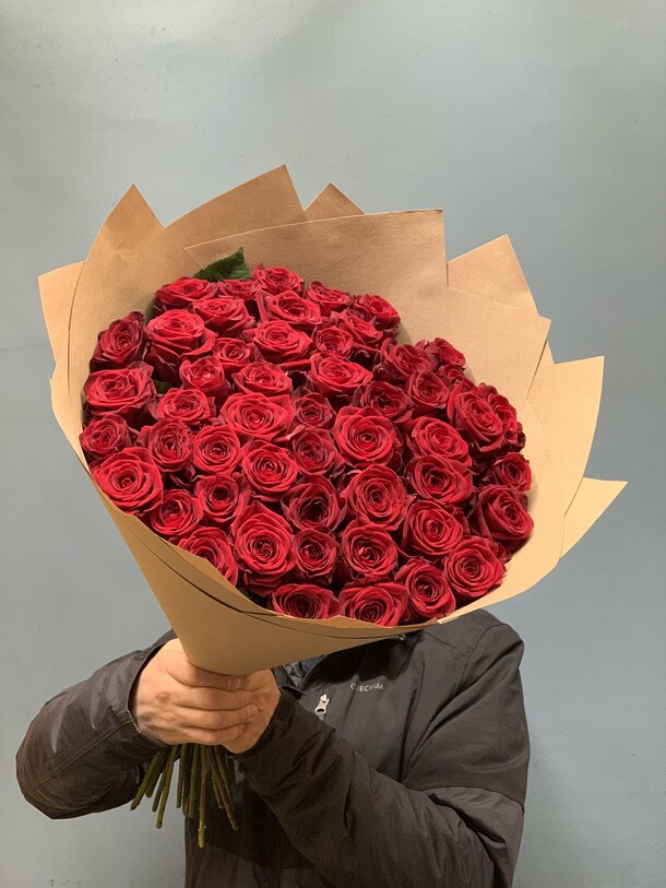 Ред наоми 51шт 60см, артикул F1490910 - 15445 рублей, доставка по городу. Flawery - доставка цветов