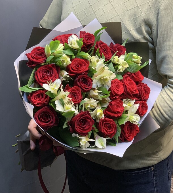 Красные розы с альстромерией, артикул F1493799 - 9567 рублей, доставка по городу. Flawery - доставка цветов