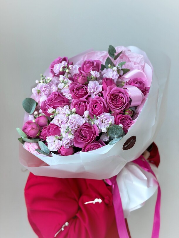 Малиновые кустовые розы и маттиола, артикул F1474212 - 7700 рублей, доставка по городу. Flawery - доставка цветов