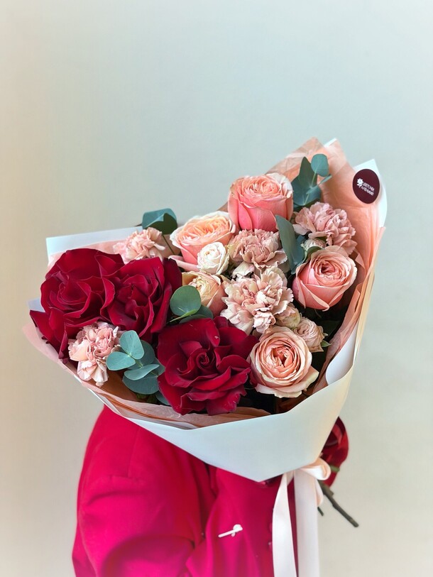 Романтичный букет с розами, артикул F1475442 - 5390 рублей, доставка по городу. Flawery - доставка цветов