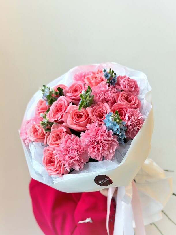 Пионовидные розы и незабудки, артикул F1491579 - 8800 рублей, доставка по городу. Flawery - доставка цветов