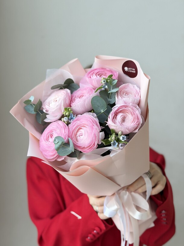 Премиальные ранункулюсы с незабудками, артикул F1500623 - 7896 рублей, доставка по городу. Flawery - доставка цветов