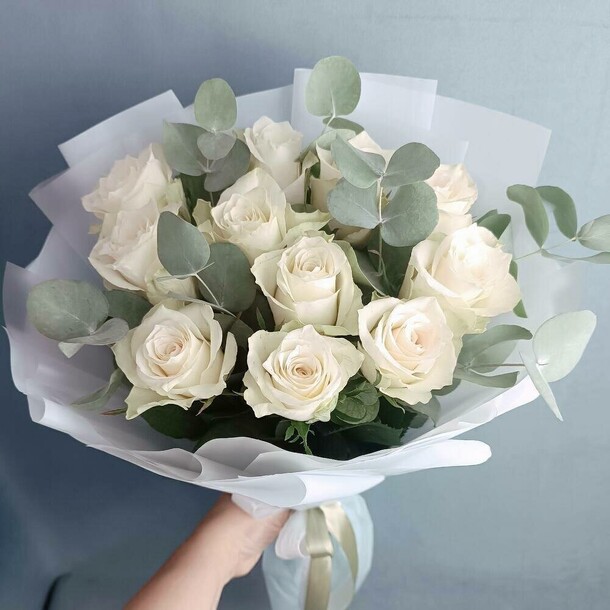 13 белых роз с эвкалиптом, артикул F1477832 - 3400 рублей, доставка по городу. Flawery - доставка цветов