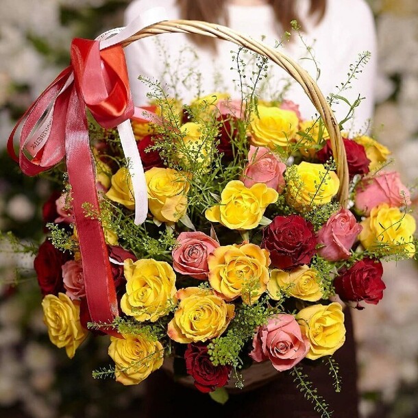 51 роза в корзинке, артикул F1520190 - 13800 рублей, доставка по городу. Flawery - доставка цветов