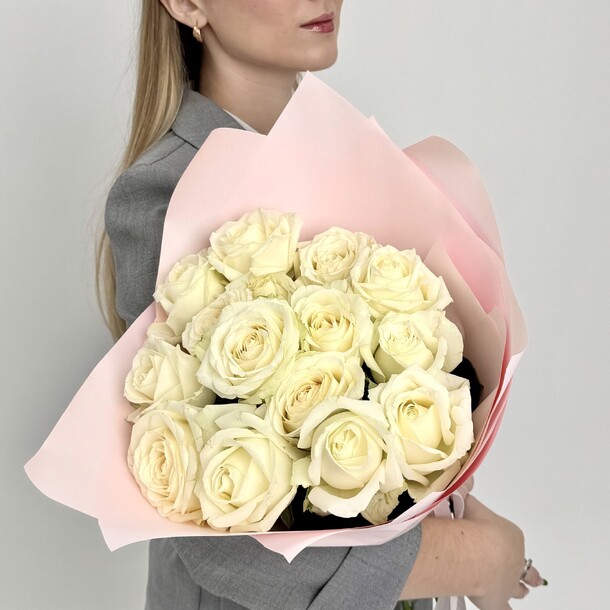 Букет из 15 белых роз в розовой упаковке, артикул F1482853 - 3299 рублей, доставка по городу. Flawery - доставка цветов