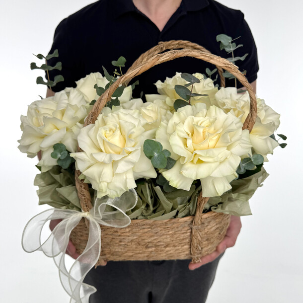 Корзинка с белыми ажурными розами, артикул F1492152 - 4999 рублей, доставка по городу. Flawery - доставка цветов