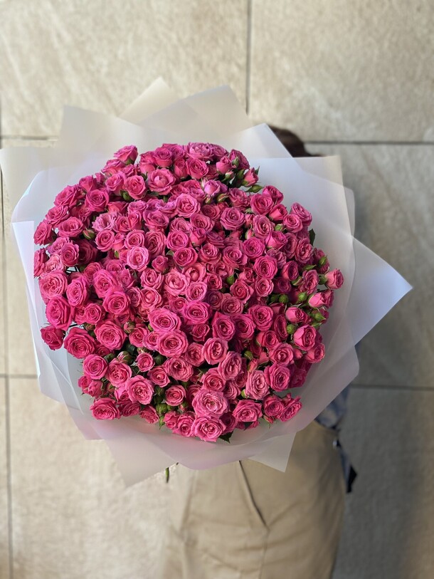 51 кустовая роза в упаковке, артикул F1471602 - 18950 рублей, доставка по городу. Flawery - доставка цветов