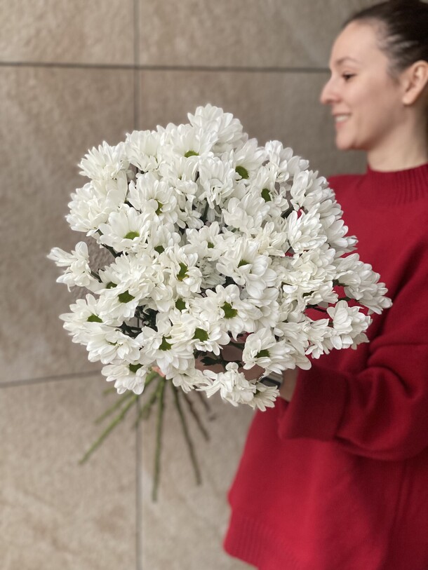 Охапка ромашек 9шт эко-френдли, артикул F1490809 - 5100 рублей, доставка по городу. Flawery - доставка цветов