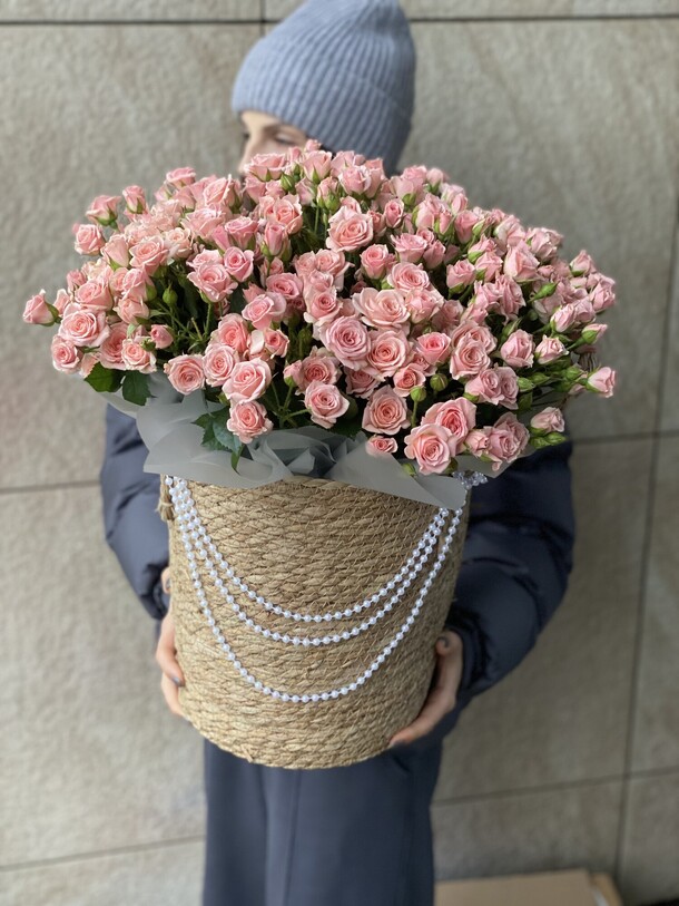 Корзина кустовых розовых роз, артикул F1490829 - 32000 рублей, доставка по городу. Flawery - доставка цветов