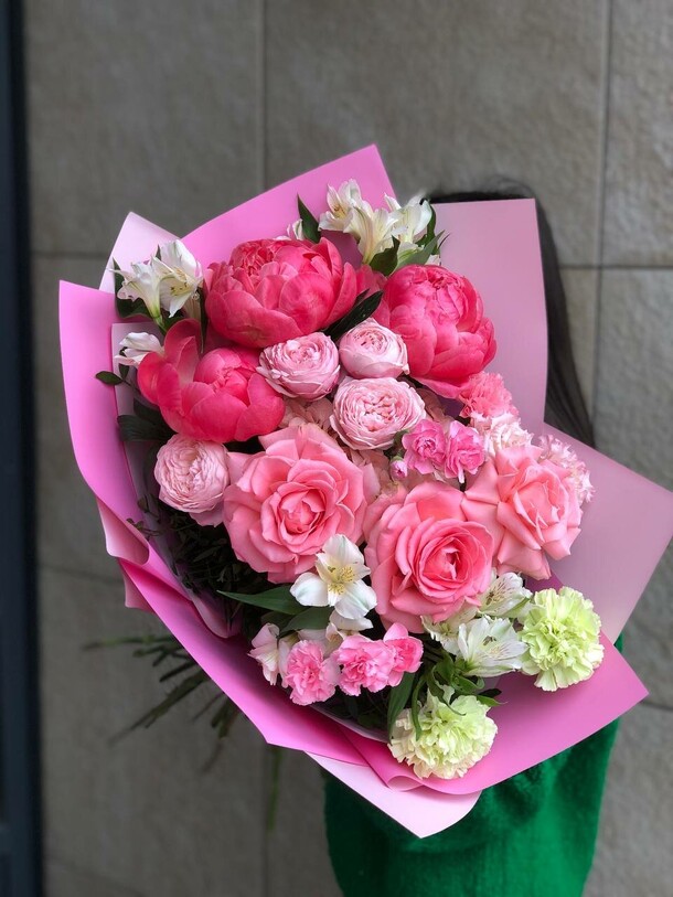 Букет с пионами, артикул F1490889 - 10700 рублей, доставка по городу. Flawery - доставка цветов