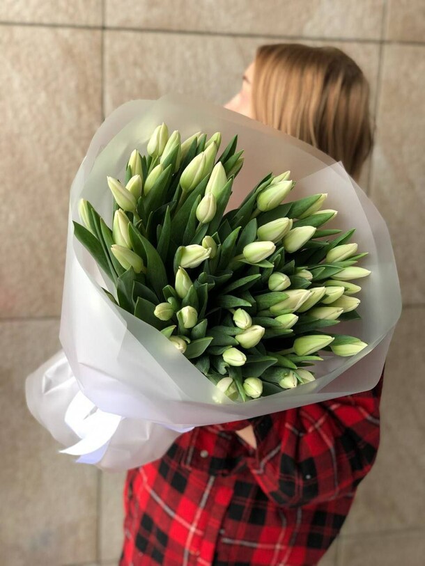 51 белый тюльпан, артикул F1491038 - 11650 рублей, доставка по городу. Flawery - доставка цветов