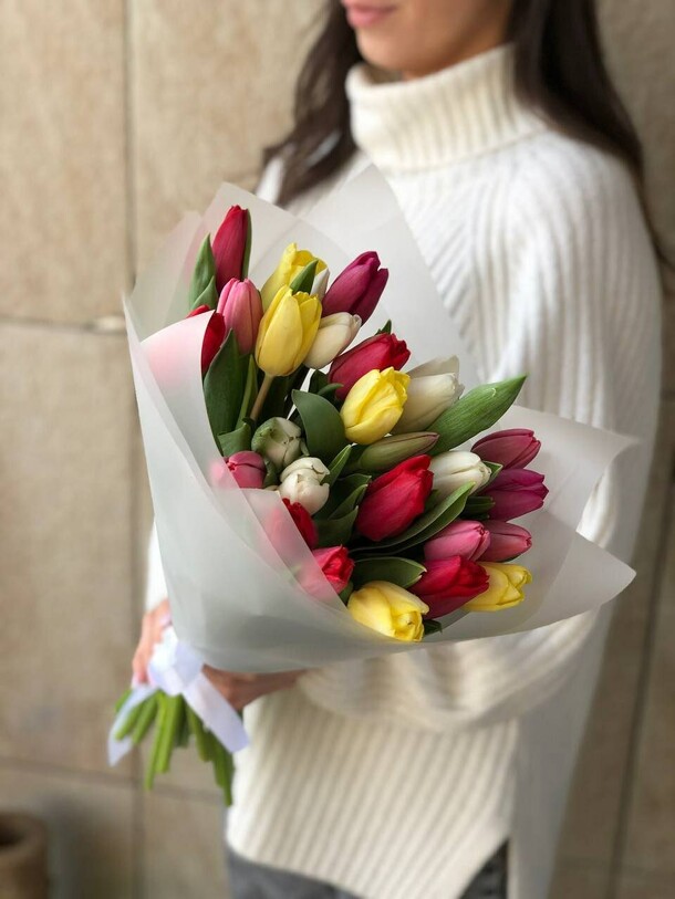 Яркий микс 25 тюльпанов, артикул F1491041 - 5800 рублей, доставка по городу. Flawery - доставка цветов